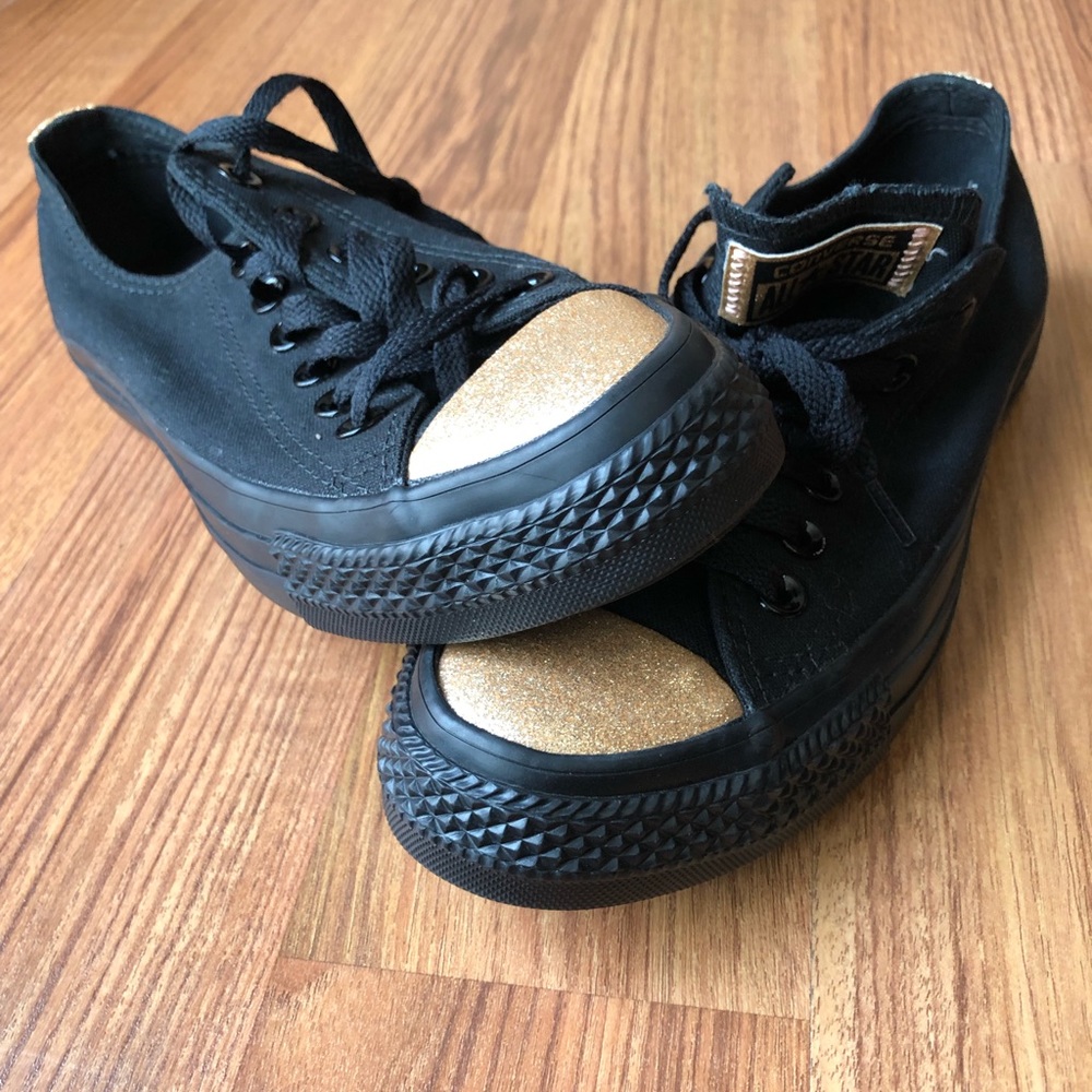 Black & gold converse size 7
